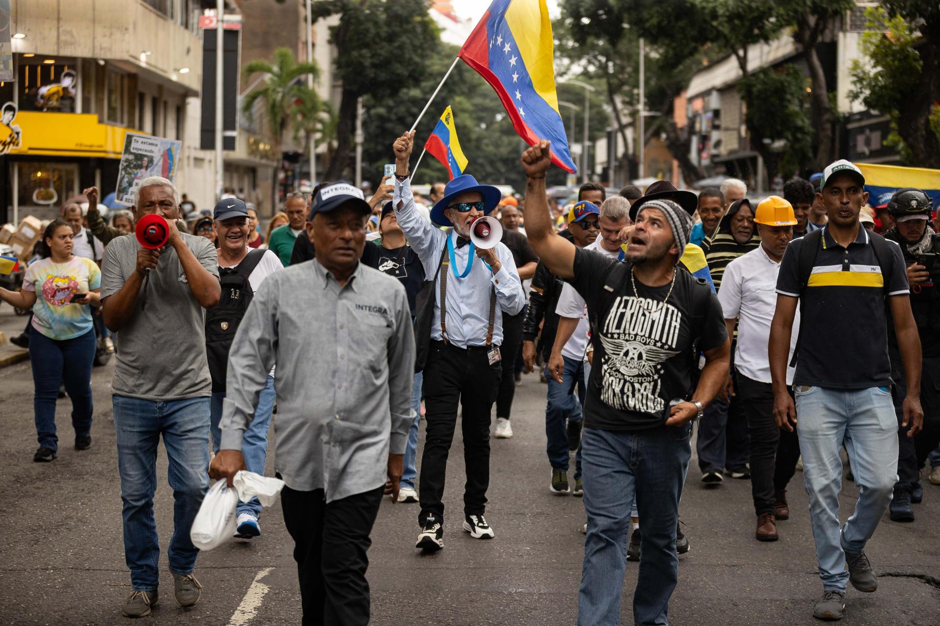 Personas se manifiestan para exigir la salida de la mandataria encargada de Venezuela, Delcy Rodríguez.