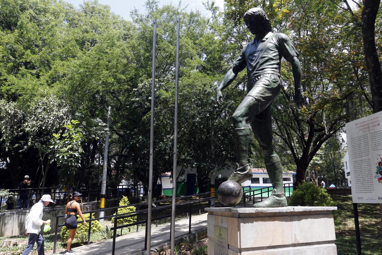 Escultura en honor al futbolista antioqueño Andrés Ecobar, en Medellín.