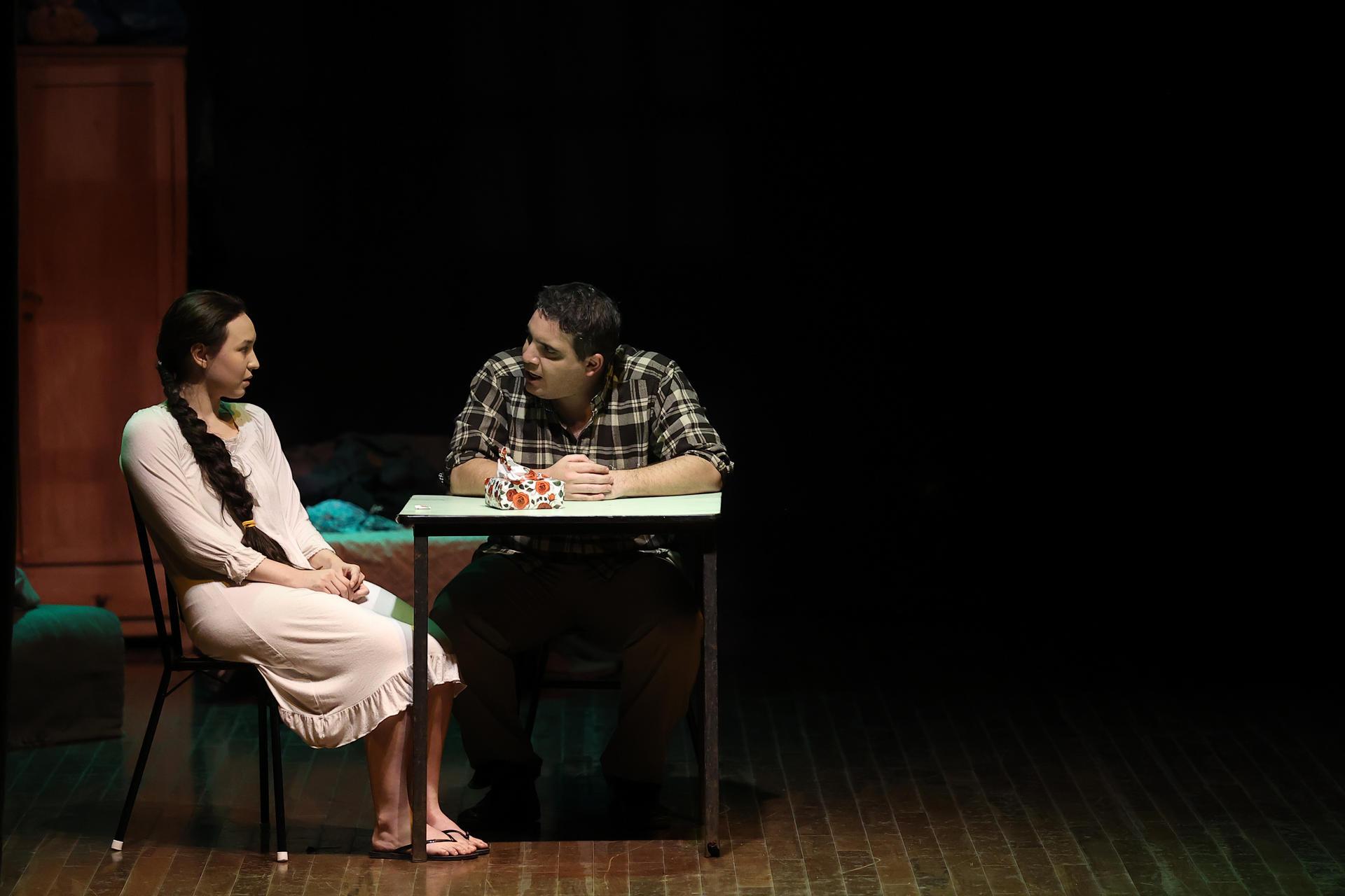 Artistas se presentan en la obra de teatro ‘Aurora’.