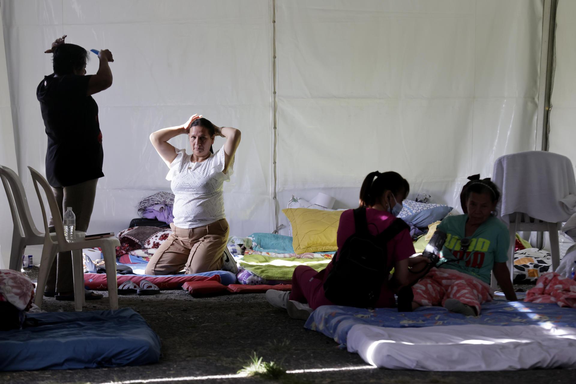 Damnificados del terremoto permanecen en carpas improvisadas.
