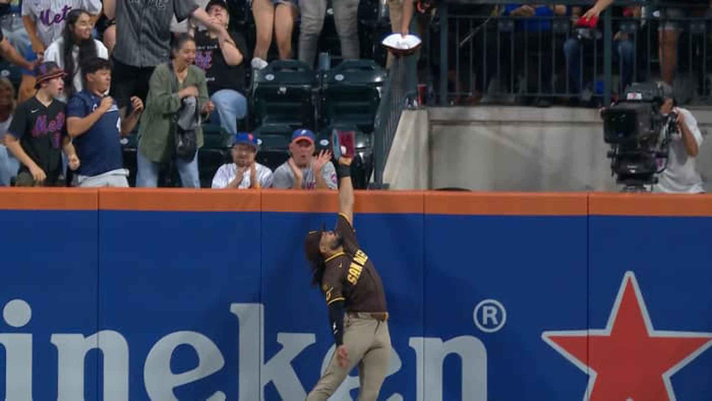 La gran atrapada de Fernando Tatis Jr. al batazo de Francisco Lindor.