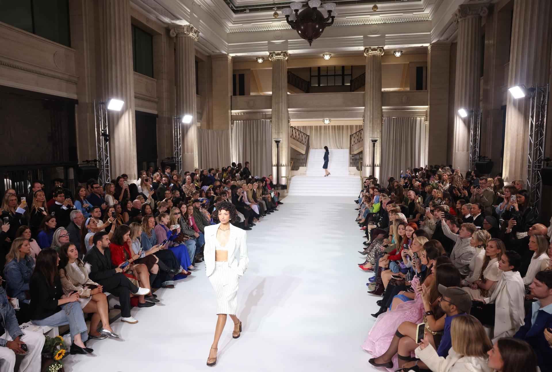 Una modelo presenta creaciones de la diseñadora irlandesa Paul Costelloe.