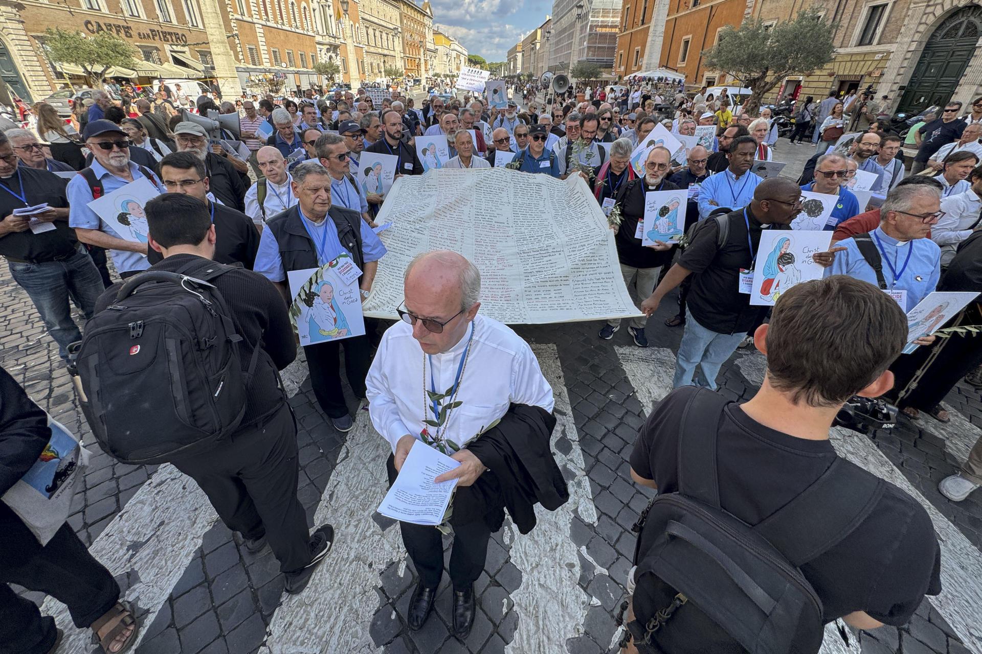Sacerdotes marchando. 