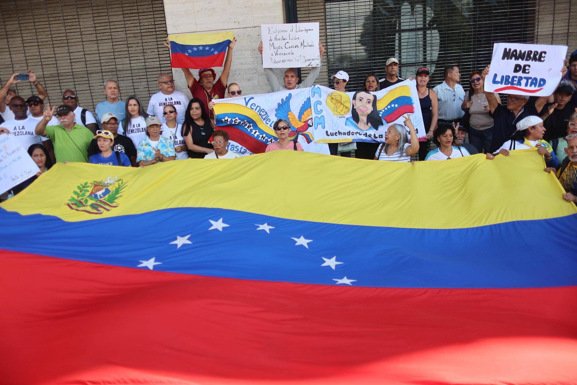 Personas sostienen una bandera durante la manifestación.