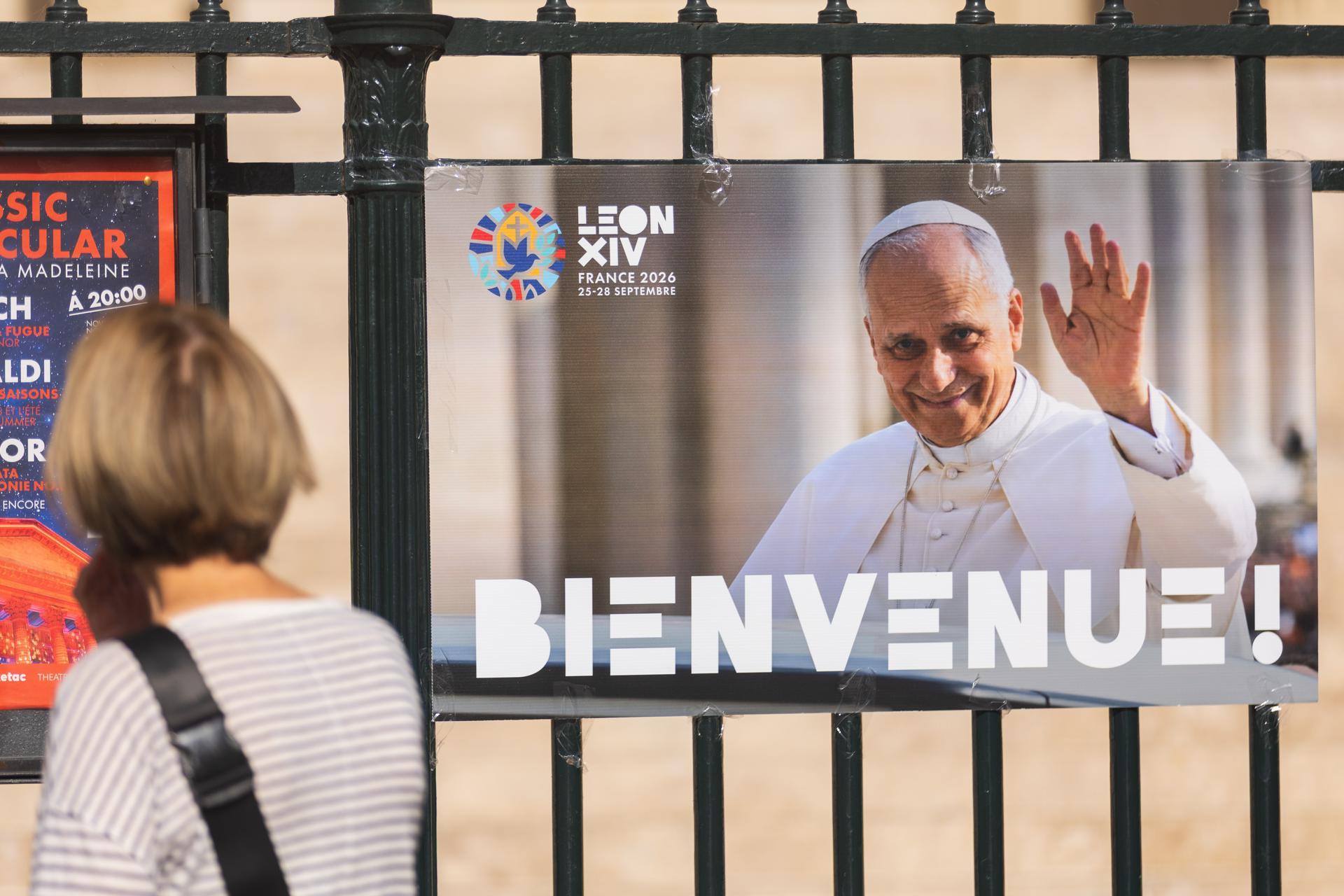 Retratos impresos del Papa León XIV en la iglesia La Madeleine.