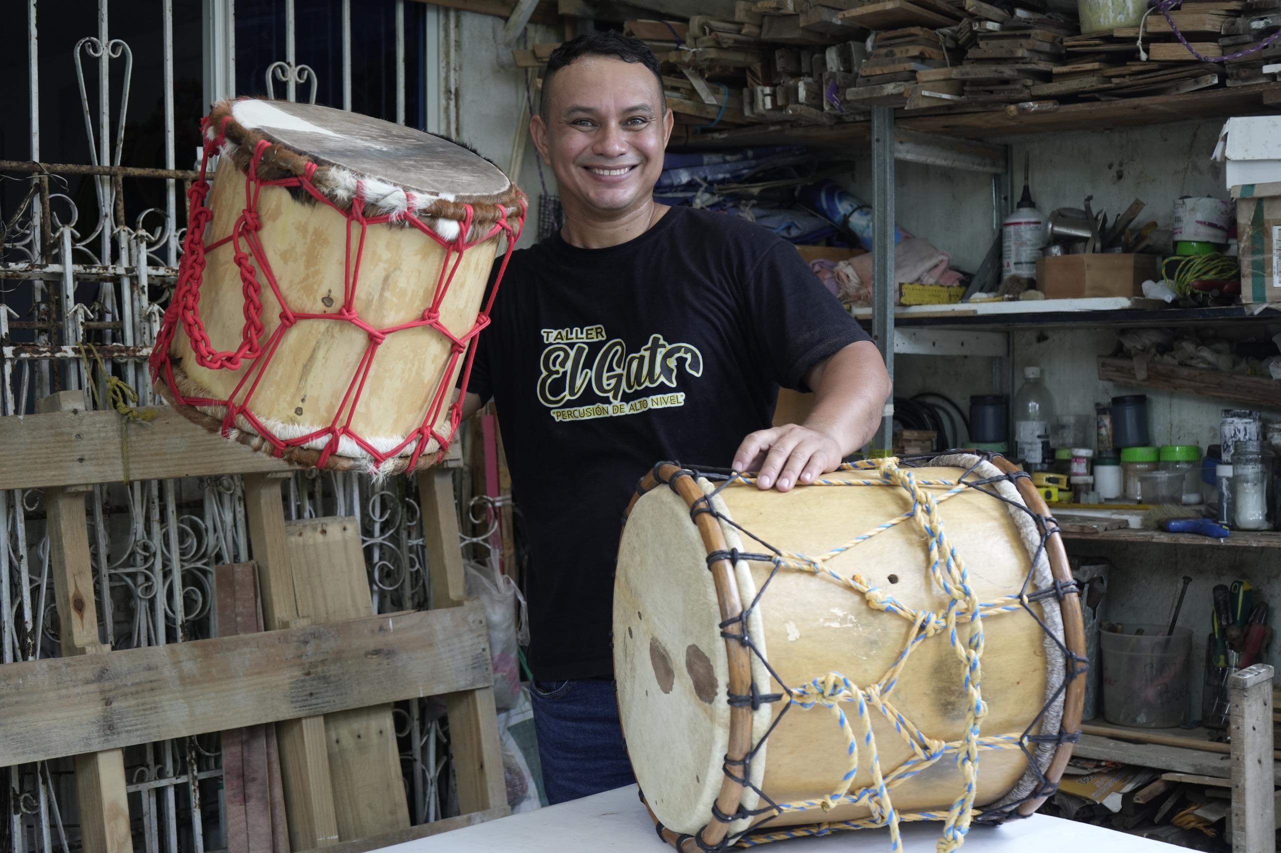 Alfonso Acosta, lutier de instrumentos de percusión folclórica y músico.