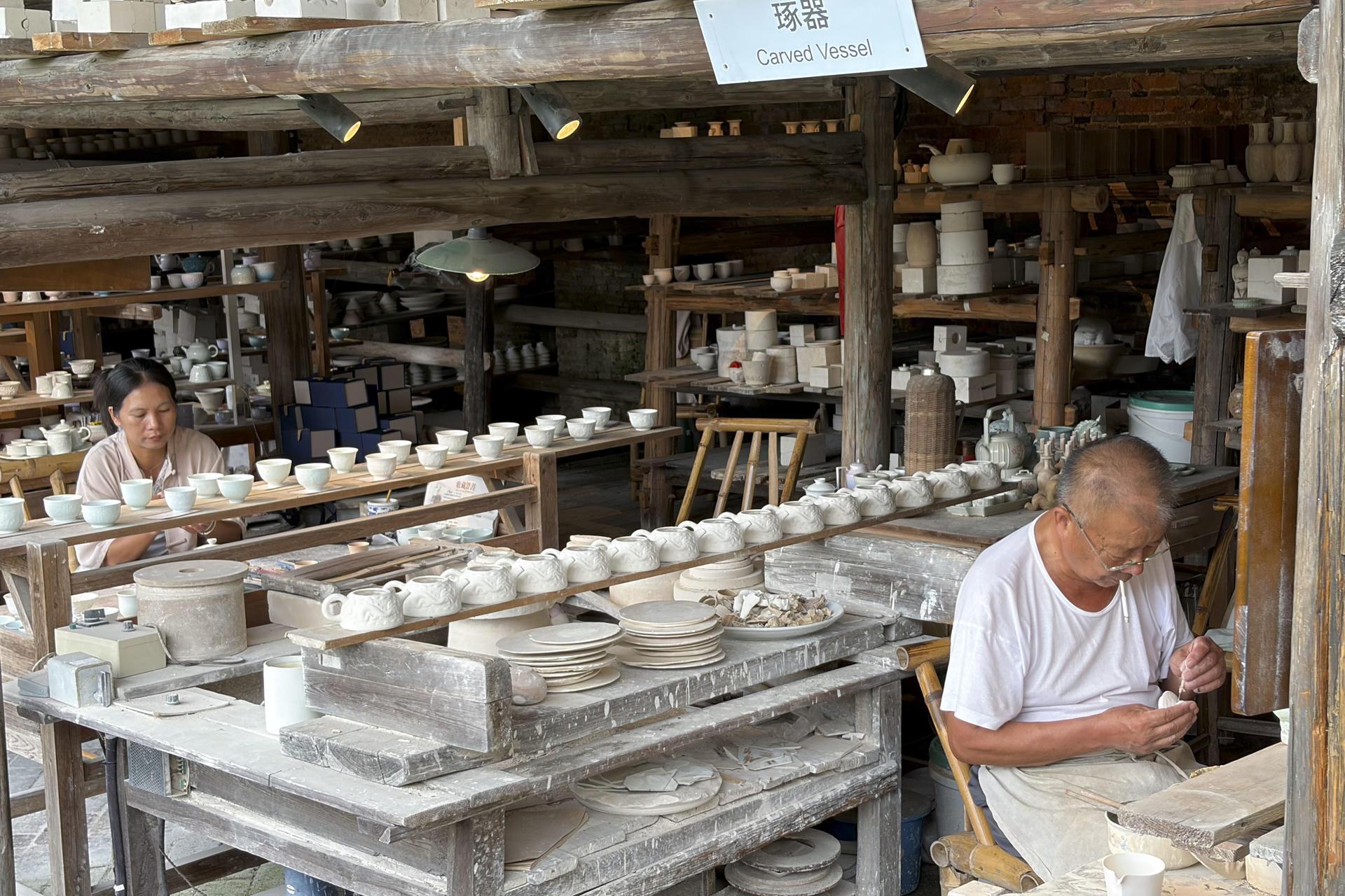 Artesanos trabajando la porcelana.