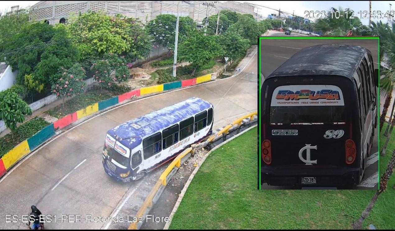 Bus accidentado y la parte posterior del vehículo