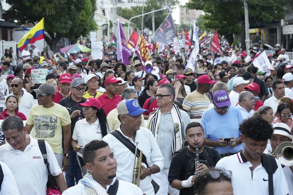 En la marcha participaron organizaciones sociales, sindicales, madres comunitarios y ciudadanía en general. 