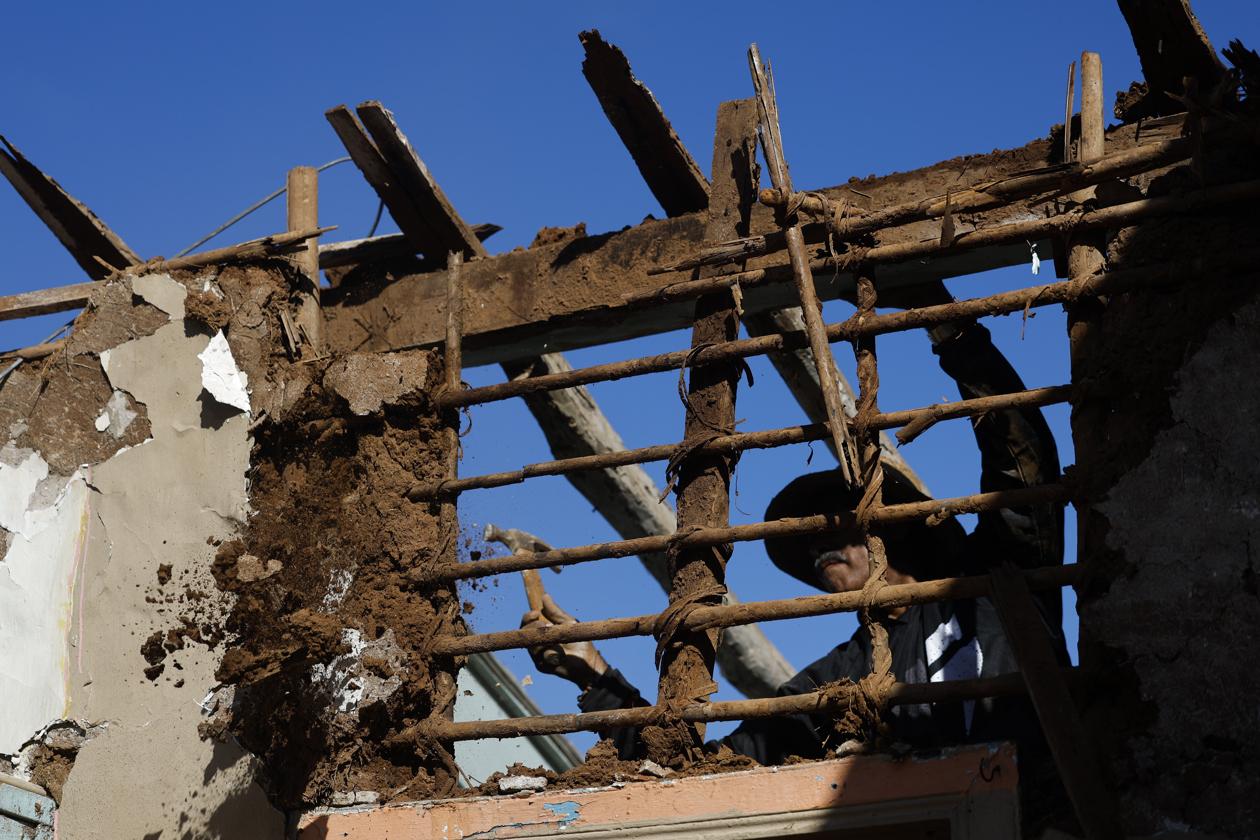 Rubén Jiménez de 57 años trabaja en la demolición de una casa de quincha.