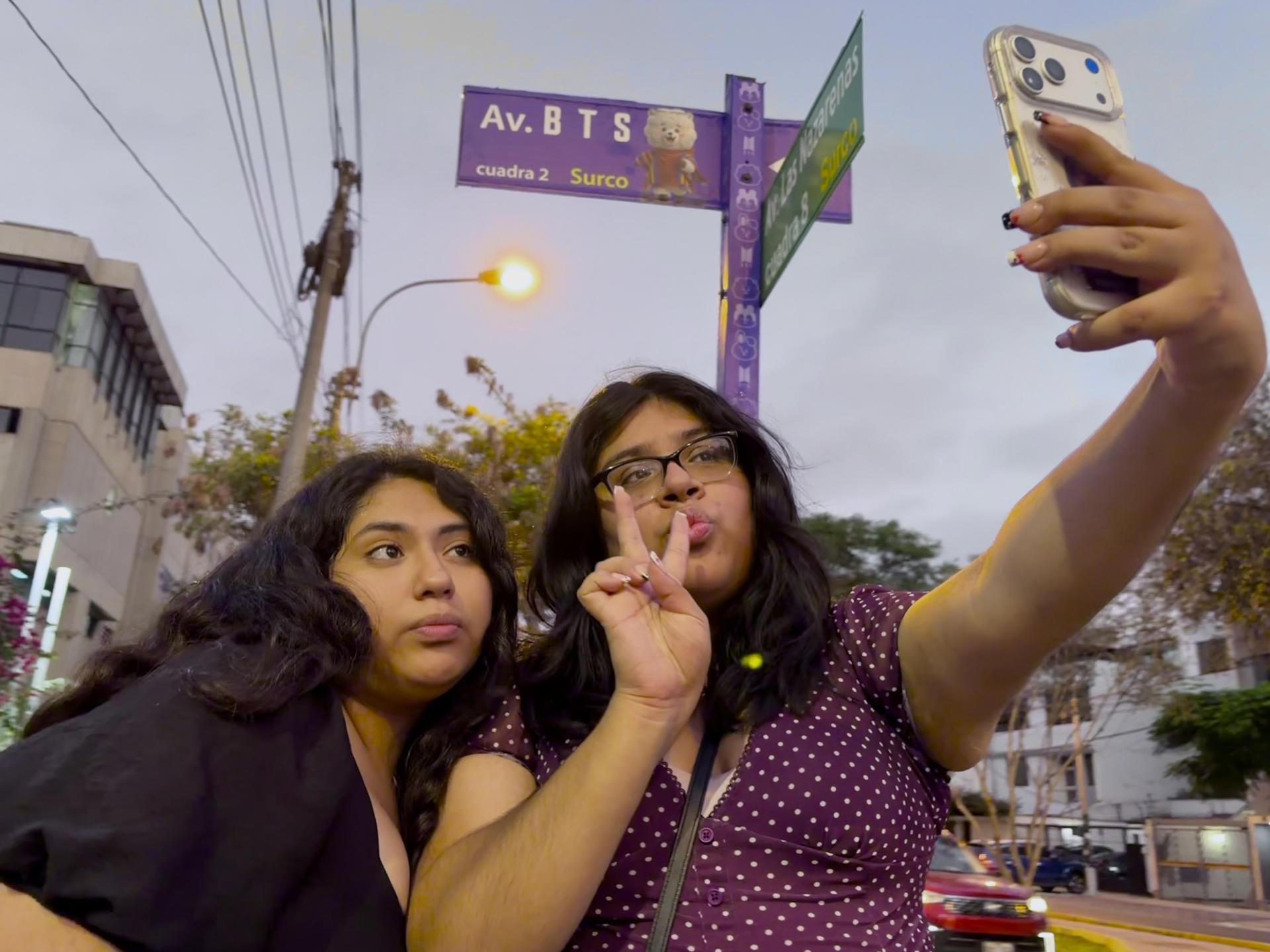Seguidoras de BTS en la calle rebautizada.