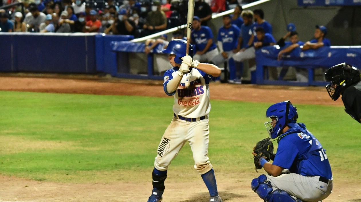 Tsung-Che Cheng consume un turno al bate. 