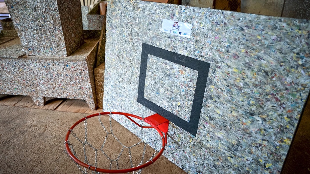 Tableros de baloncesto elaborados con los productos reciclables incautados.