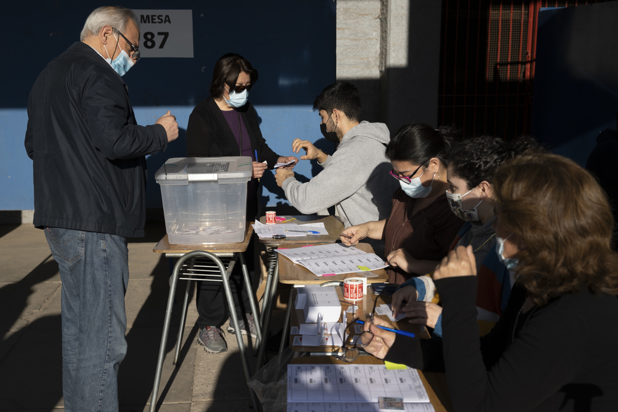 Ciudadanos votando el plebiscito constitucional